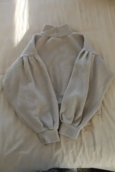 Suéter beige de lana con cuello alto - miniatura 2