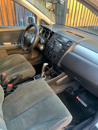 Auto compacto blanco en buen estado km 114.000 - miniatura 3