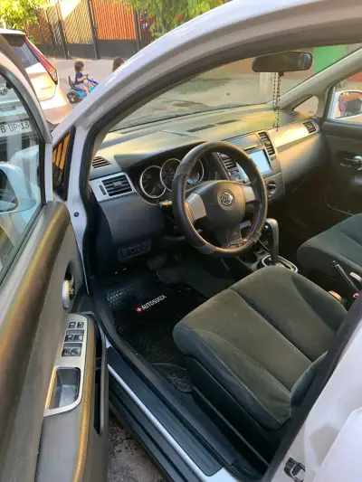 Auto compacto blanco en buen estado km 114.000 - miniatura 4