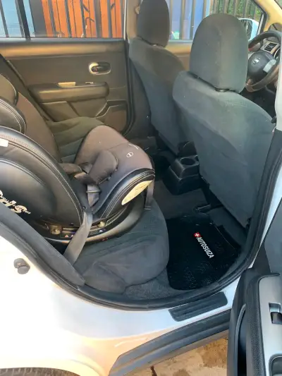 Auto compacto blanco en buen estado km 114.000 - miniatura 5