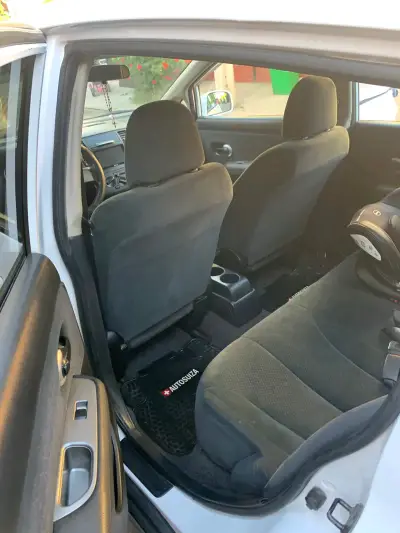 Auto compacto blanco en buen estado km 114.000 - miniatura 6