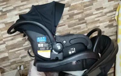 Silla de auto para bebé con base - miniatura 1