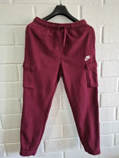 Pantalones deportivos Nike burdeos con bolsillos - miniatura 1