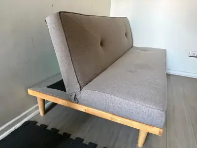 Sofá cama gris con estructura de madera - miniatura 1