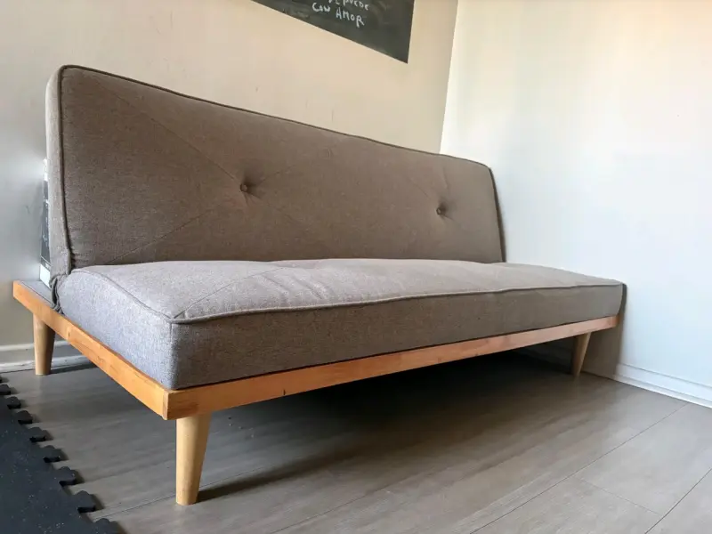Sofá cama gris con estructura de madera - 2