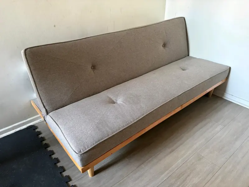 Sofá cama gris con estructura de madera - 3