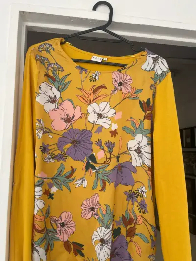 Polera floral amarilla de manga larga Elle - miniatura 1