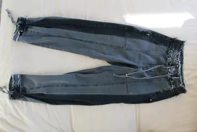 Pantalones de mezclilla con diseño único - miniatura 1