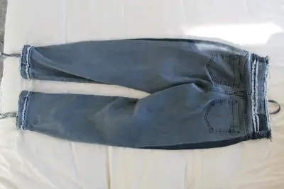 Pantalones de mezclilla con diseño único - miniatura 2