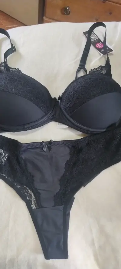 Conjunto de lencería negro con encaje - miniatura 1