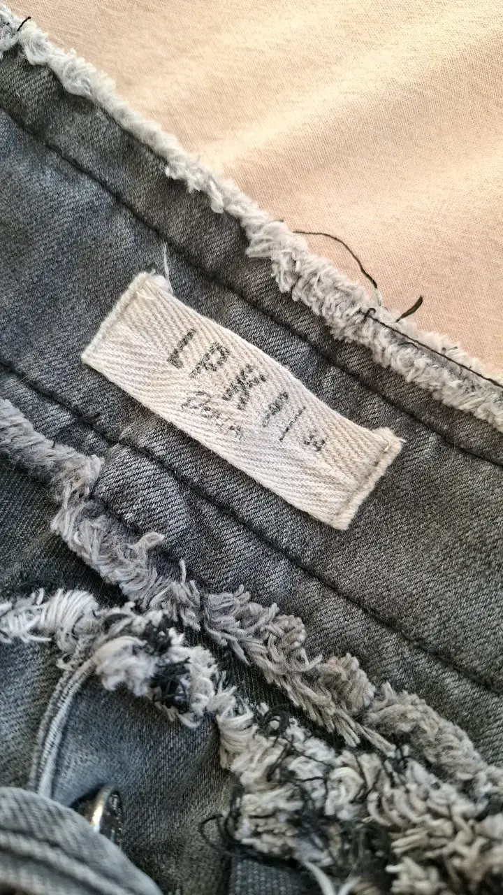 Pantalones de mezclilla con diseño único - 3