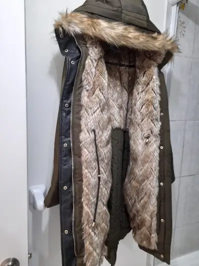 Parka con capucha y forro de piel sintética - miniatura 1