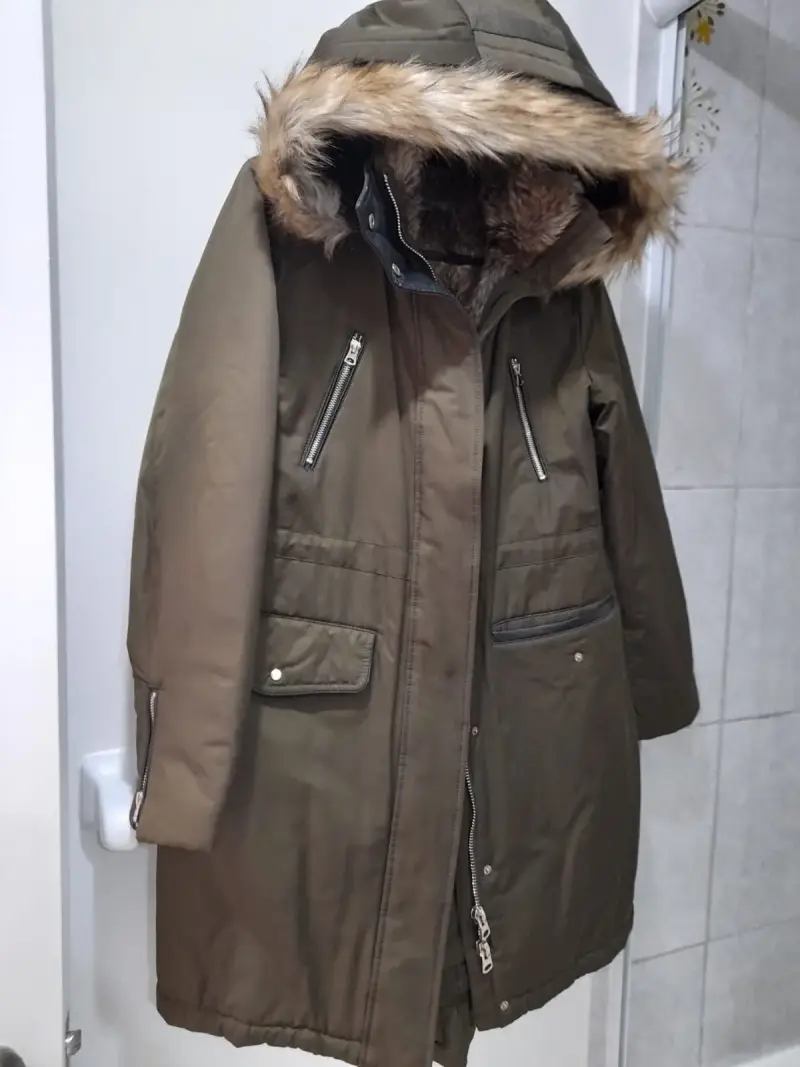 Parka con capucha y forro de piel sintética - 2