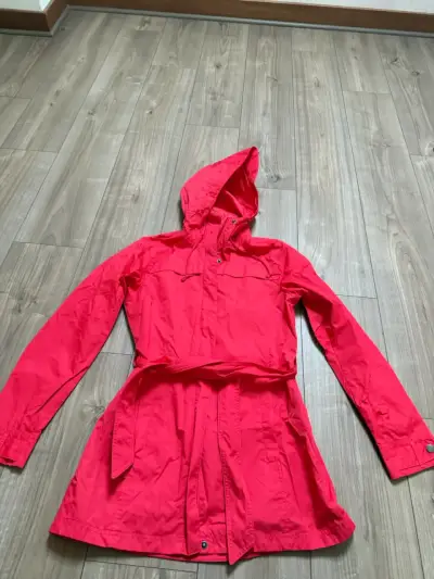 Abrigo mujer impermeable rojo con capucha - miniatura 1