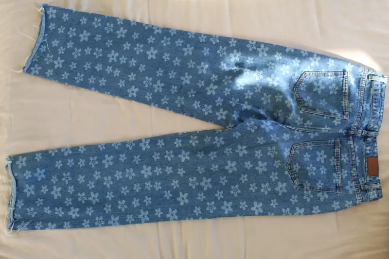 Jeans de mezclilla con estampado floral - 2
