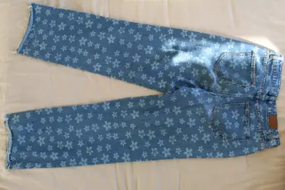 Jeans de mezclilla con estampado floral - miniatura 2