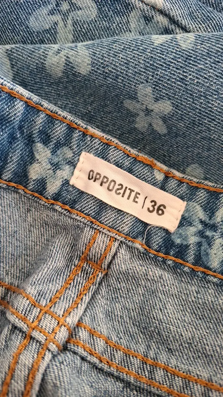 Jeans de mezclilla con estampado floral - 3