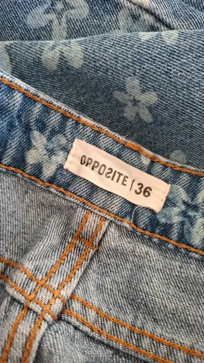 Jeans de mezclilla con estampado floral - miniatura 3