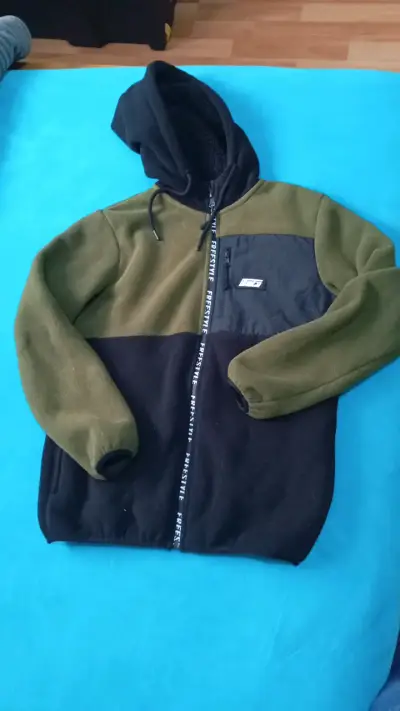 Polerón con capucha verde y negro estilo casual - miniatura 1