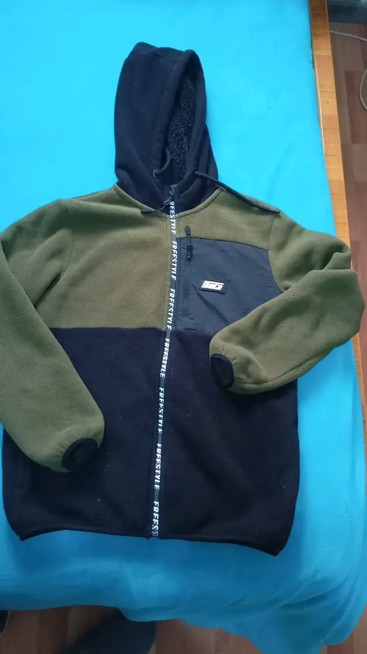 Polerón con capucha verde y negro estilo casual - 2
