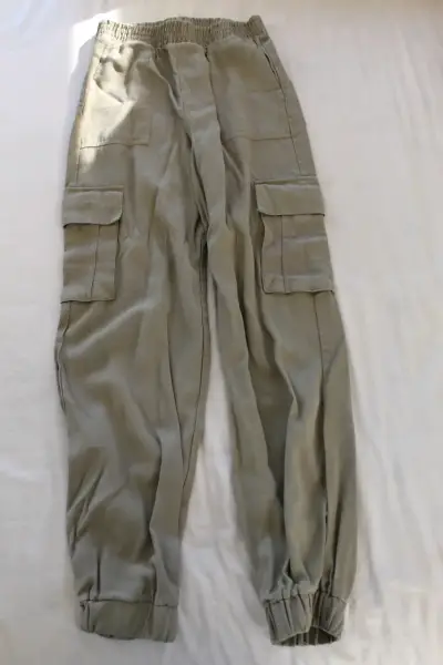 Pantalones cargo verde oliva con bolsillos - miniatura 1