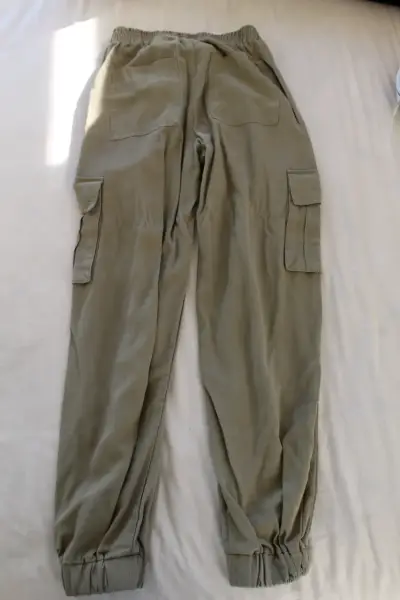 Pantalones cargo verde oliva con bolsillos - miniatura 2