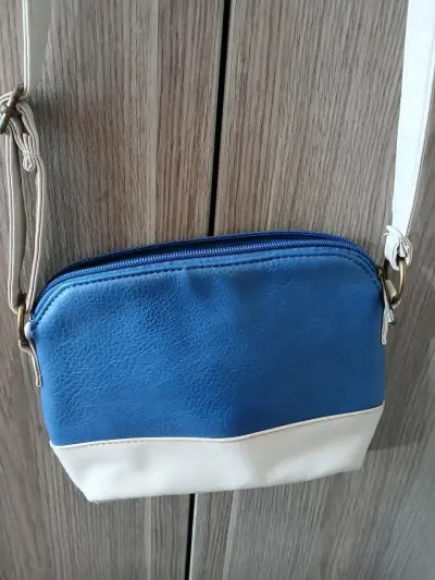 Bandolera azul y blanca de cuero sintético - miniatura 1