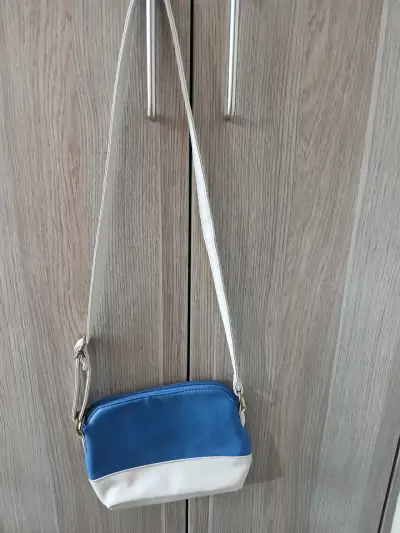 Bandolera azul y blanca de cuero sintético - miniatura 2