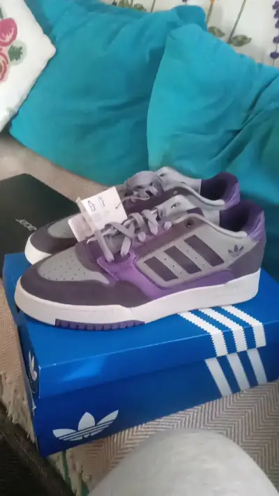 Zapatillas Adidas moradas y grises nuevas - miniatura 1