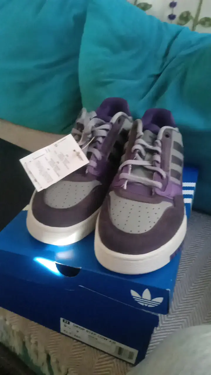 Zapatillas Adidas moradas y grises nuevas - 2
