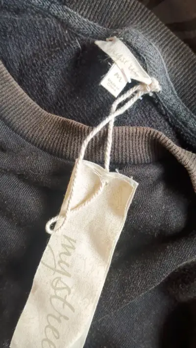 Polera negra con mangas acampanadas - miniatura 2