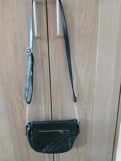 Bandolera negra con diseño acolchado - miniatura 2