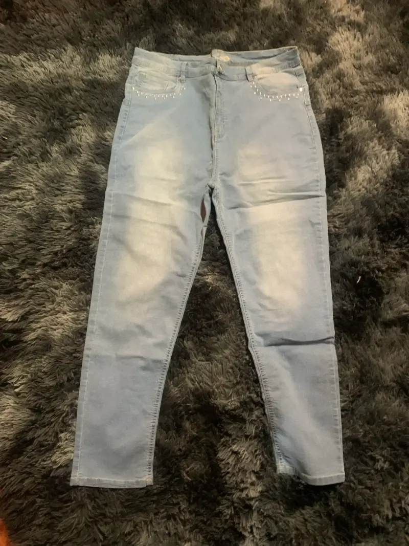 Jeans celestes con detalles de perlas