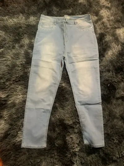 Jeans celestes con detalles de perlas - miniatura 1