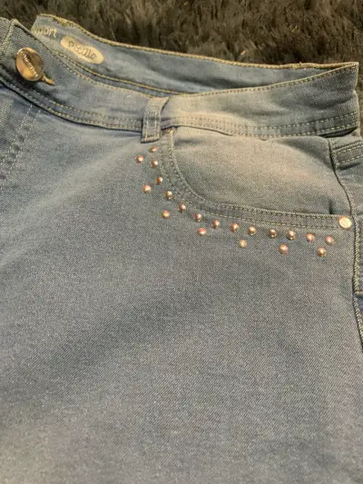 Jeans celestes con detalles de perlas - miniatura 2