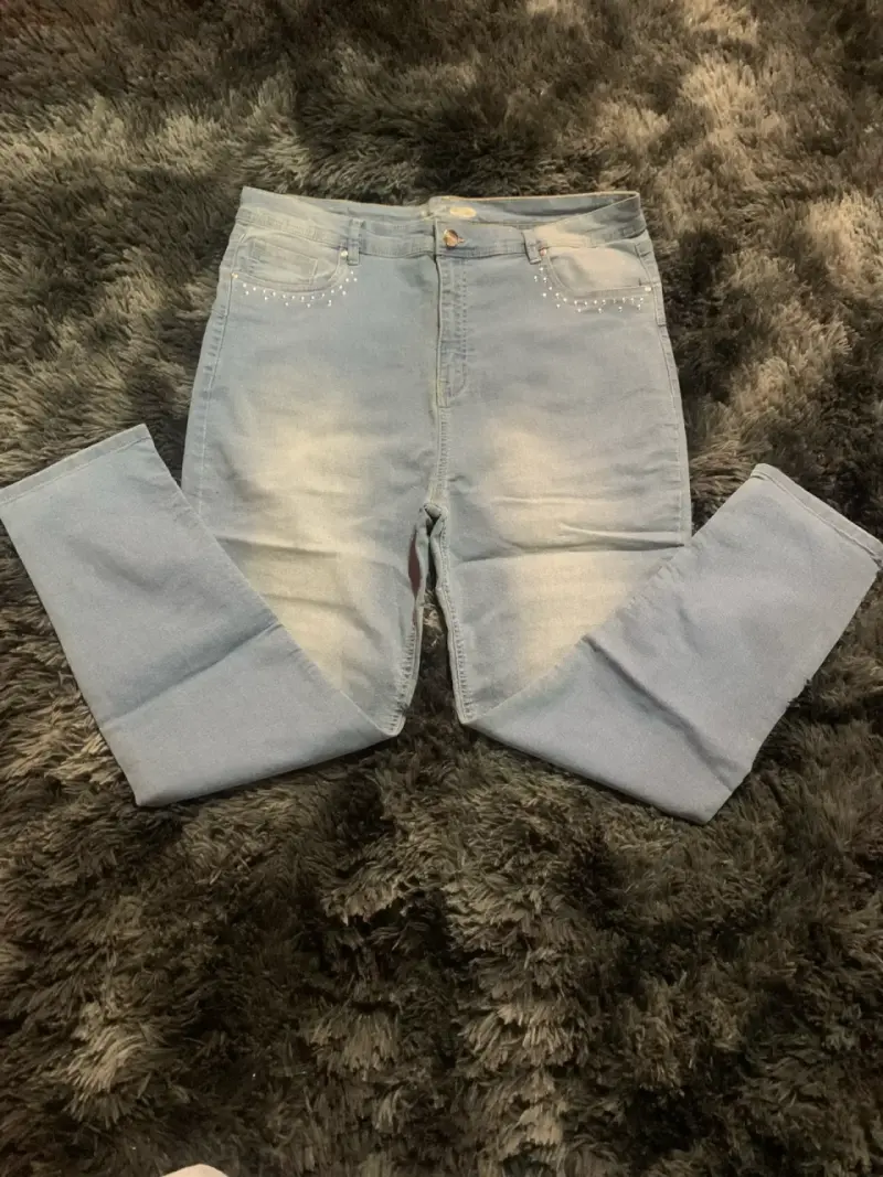 Jeans celestes con detalles de perlas - 3