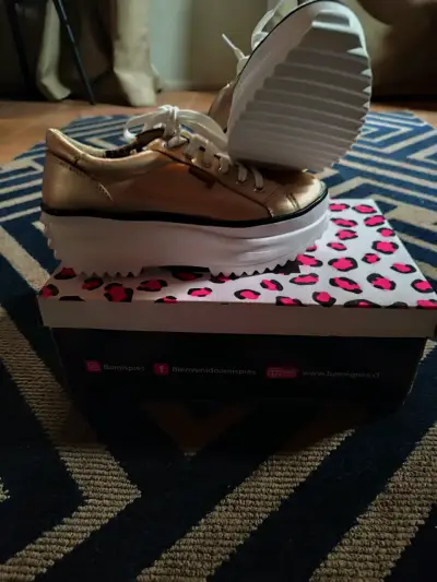 Zapatillas doradas con plataforma - miniatura 4