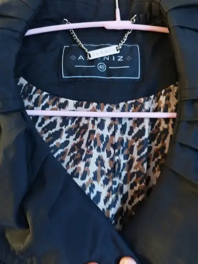 Abrigo negro con forro animal print Alaniz - miniatura 2