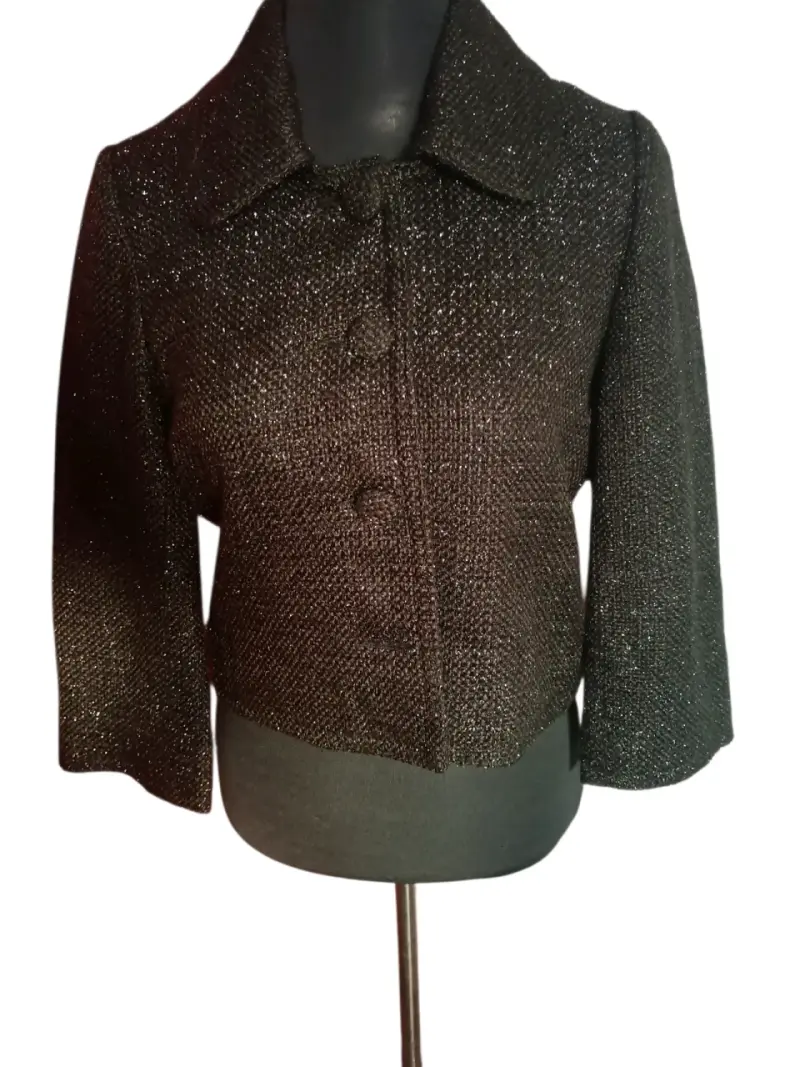 Chaqueta corta negra con brillo elegante - 1