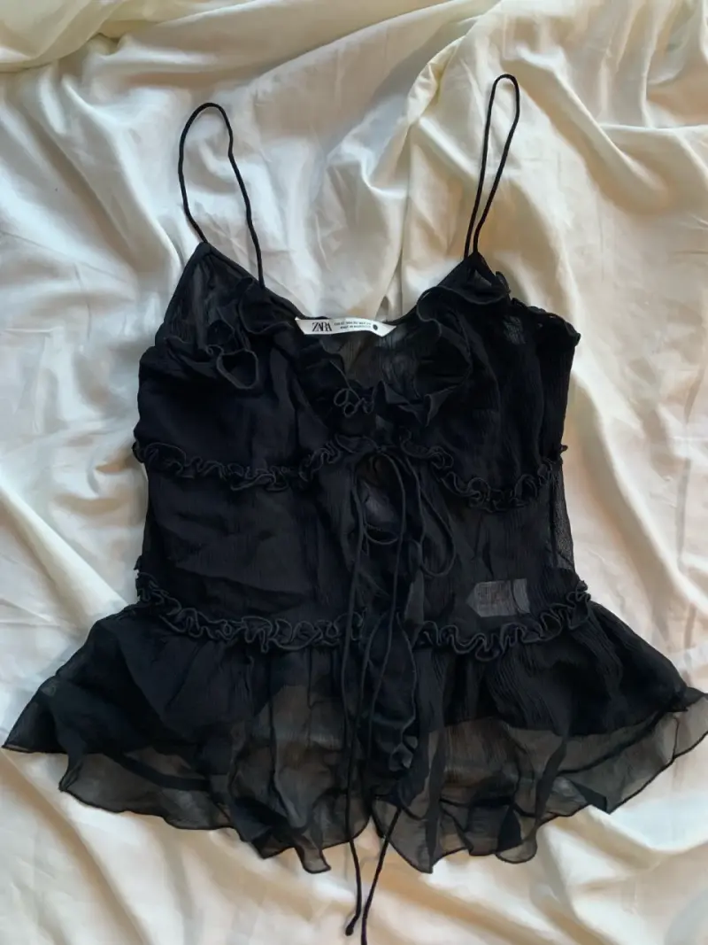 Blusa negra de tirantes Zara elegante