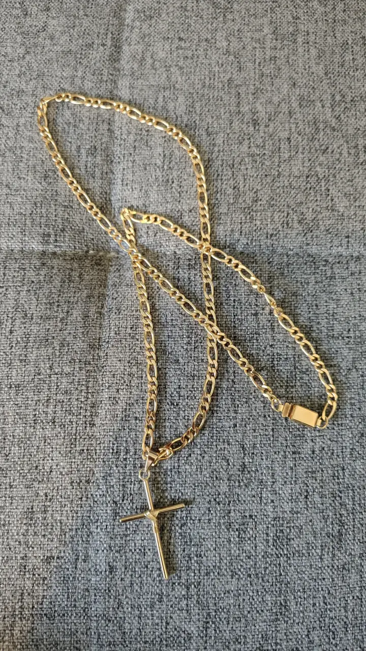 Collar de cadena dorada con cruz