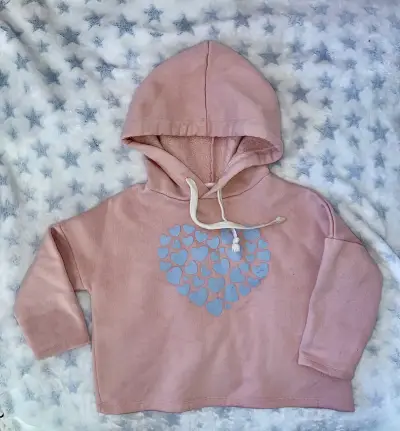 Polerón rosado con capucha y diseño de corazones - miniatura 1
