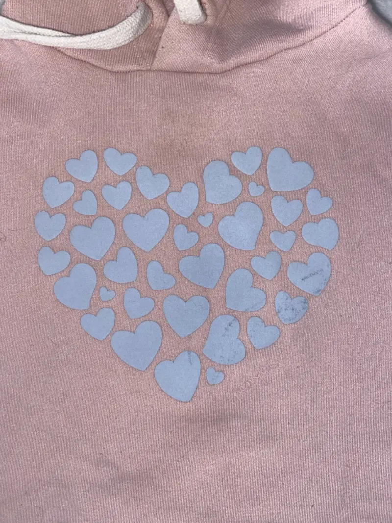 Polerón rosado con capucha y diseño de corazones - 2