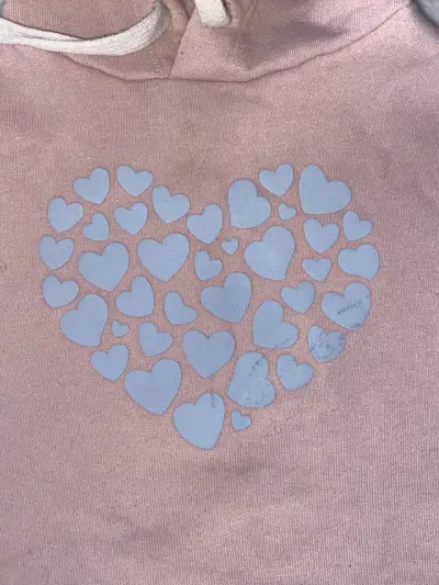 Polerón rosado con capucha y diseño de corazones - miniatura 2
