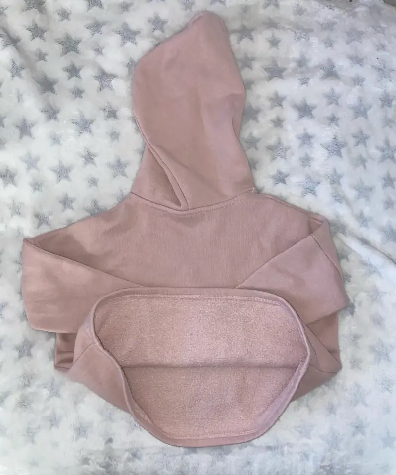 Polerón rosado con capucha y diseño de corazones - 3