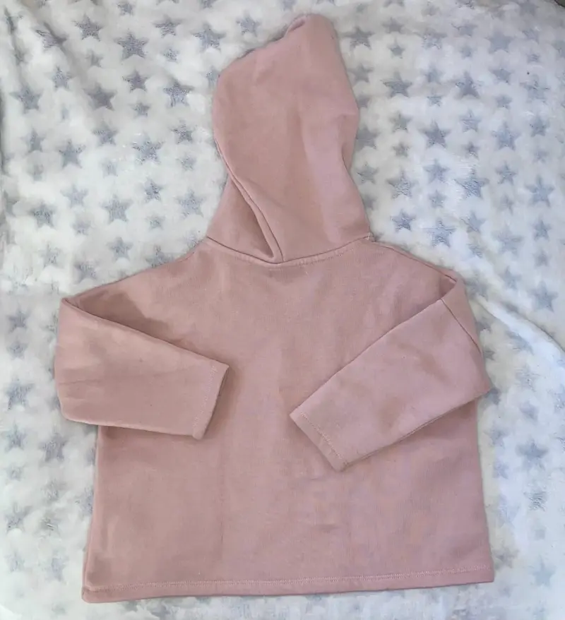 Polerón rosado con capucha y diseño de corazones - 4