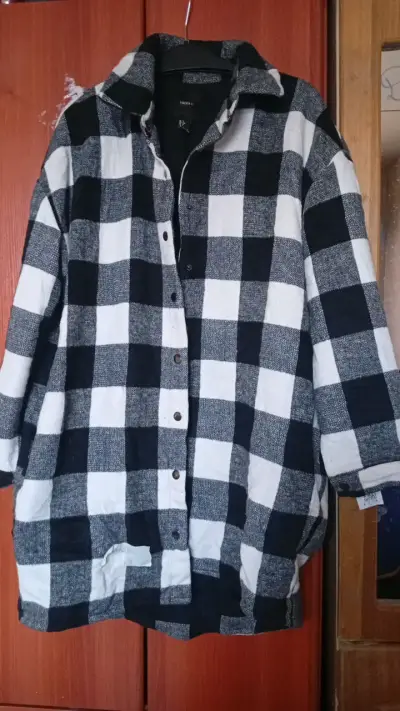 Camisa de franela a cuadros blanco y negro - miniatura 1