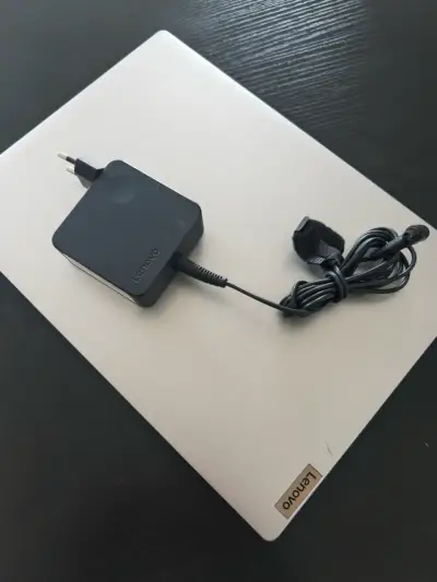 Laptop Lenovo con cargador y caja original - miniatura 1