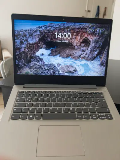Laptop Lenovo con cargador y caja original - miniatura 2