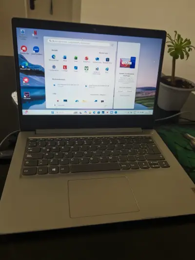 Laptop Lenovo con cargador y caja original - miniatura 4